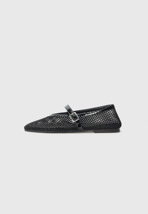 Schwarze Ballettflats aus Mesh mit einer spitzen Zehe, flachem Absatz und einem Riemen mit einer rechteckigen Schnalle. Strukturiertes Mesh-Design.