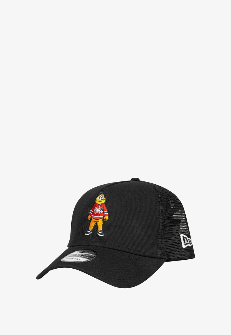 Schwarze Kappe mit gebogenem Schirm und bestickter Cartoonfigur in einem rot-weißen Trikot. Netzrücken für Belüftung, strukturierte Form.