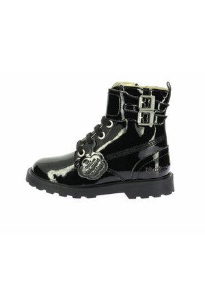 Bottine en cuir verni noir avec deux accents de boucle, devant lacé, semelle en caoutchouc texturé et un petit logo sur le côté.