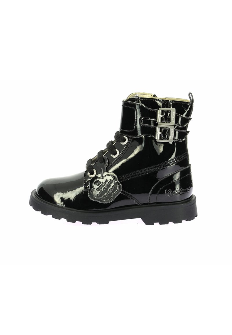 Bottine en cuir verni noir avec deux accents de boucle, devant lacé, semelle en caoutchouc texturé et un petit logo sur le côté.