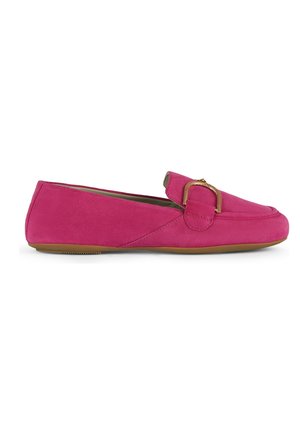 Mocassins en suede rose avec un bout arrondi et une accentuation en boucle dorée. Semelle plate, texture douce et design minimaliste.