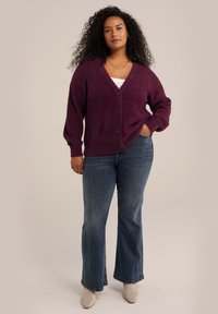 WE Fashion CURVE - Neuletakki - violet