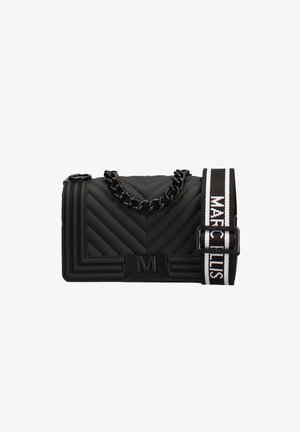 Zwarte doorgestikte crossbodytas met zwarte kettinghandgreep, dikke zwart-witte verstelbare schouderriem met de tekst "Mac Ellis" en het "M" logo op de voorkant.