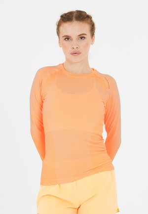 Felroze lange mouwen sporttop van ademend materiaal, met een slim-fit ontwerp, gestructureerde zijden en een ronde halslijn. Accenten zijn onder andere branding op de schouder.