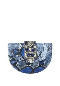 Blå og sort slangeprint clutch med en rund flap og udsmykket med en juvelbesat lukning med forskellige former og farver.