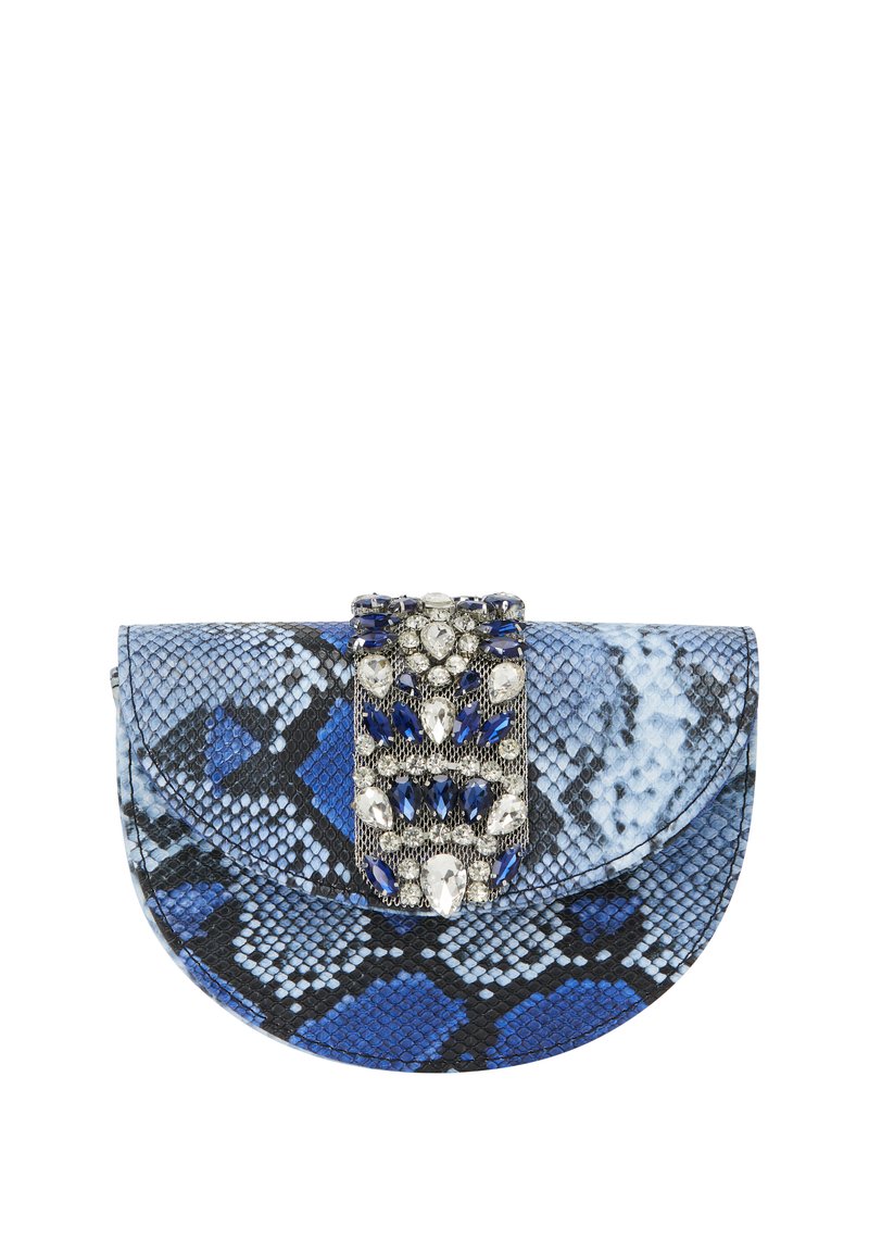 Blå og sort slangeprint clutch med en rund flap og udsmykket med en juvelbesat lukning med forskellige former og farver.