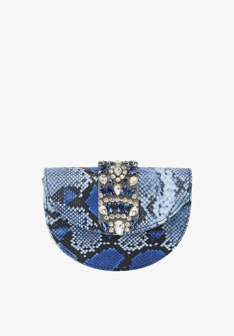 Blauwe en zwarte slangprint clutch met een ronde klep, versierd met een juweelaccent sluiting met verschillende vormen en kleuren.