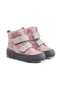 Roze suède laarzen met grijze rubberen zolen, klittenbandsluitingen en gestructureerde accenten. Voorzien van een waterdichte voering voor extra bescherming.