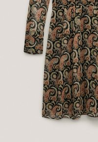 Abito a maniche lunghe con sfondo nero e motivo paisley in tonalità di rosso, blu e beige. Tessuto morbido con un design fluido.
