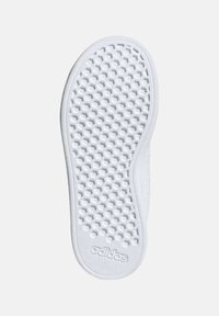 Suela de zapatilla blanca con un patrón texturizado de panal, con bordes suaves y detalle de logotipo en relieve.