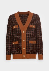 Cardigan a scacchi marrone e nero con scollatura a V, maniche lunghe, bottoni dorati e quattro tasche anteriori con pattine abbottonate.
