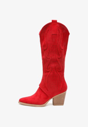 Botas de vaquero rojas de ante con parte superior perforada, punta afilada y patrón decorativo de llamas. Cuenta con un tacón de madera grueso.