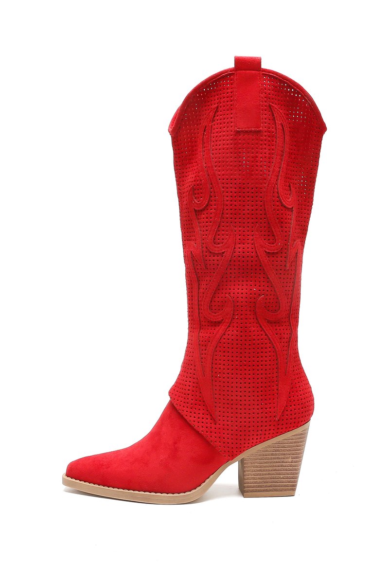 Botas de vaquero rojas de ante con parte superior perforada, punta afilada y patrón decorativo de llamas. Cuenta con un tacón de madera grueso.