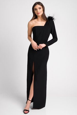 Czarna wieczorowa suknia na jedno ramię, asymetryczny fason; posiada rozcięcie sięgające uda oraz piórkowy akcent na rękawie. Gładka faktura.
