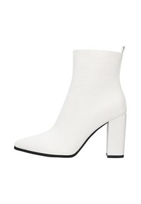 Stivale bianco alla caviglia con una texture a motivo coccodrillo, punta affusolata e tacco a blocco trasparente. Presenta una striscia sul retro per facilitarne l'indosso.
