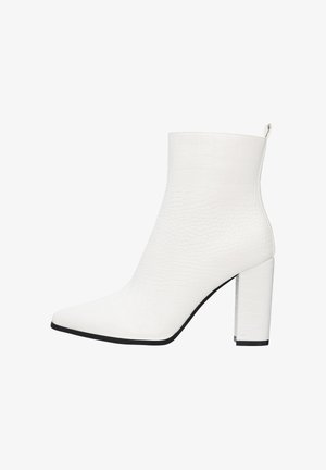 Białe botki za kostkę o teksturowanym, krokodylim wzorze, z ostrym noskiem i przezroczystym obcasem w kształcie bloku. Posiadają pętelkę z tyłu, co ułatwia zakładanie.