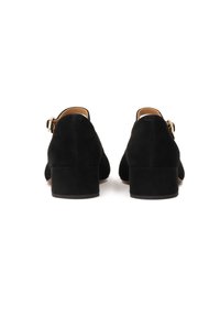 Scarpe con tacco nere in suede, con punta arrotondata, piccolo tacco a blocco e cinturino regolabile alla caviglia con fibbia in tono oro.