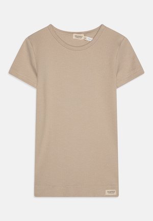 Beige ribbet t-skjorte med korte ermer og rund hals, med en søm i bunnen og en liten merkeetikett nederst til venstre.