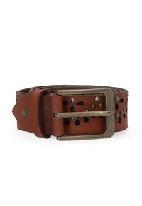 Brauner Leder-Gürtel mit ausgeschnittenen Designs und metallischen Nieten, ausgestattet mit einer rechteckigen Messingschnalle zum Verschließen. Strukturierte Oberfläche überall.