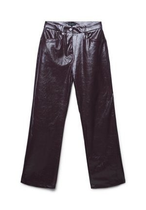 Glänzende, tief burgunderfarbene Lederhosen mit einem lockeren Schnitt, ausgestattet mit Fronttaschen und einem Bund mit Knopfverschluss.
