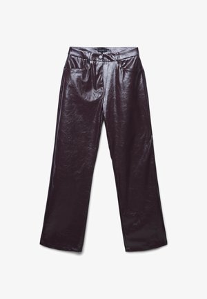 Glänzende, tief burgunderfarbene Lederhosen mit einem lockeren Schnitt, ausgestattet mit Fronttaschen und einem Bund mit Knopfverschluss.