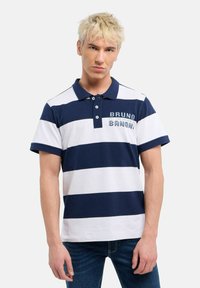Marineblå och vit randig polotröja i bomull, med krage, tre knappar och en logotryck på vänster bröst.