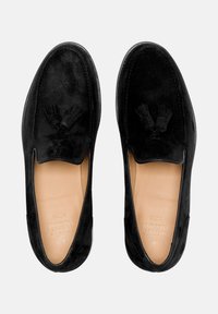 Zwarte nubuck instappers met een klassiek ontwerp, leren voering en kwastjesdetail op de wreef. Soepele textuur met een ronde silhouette.