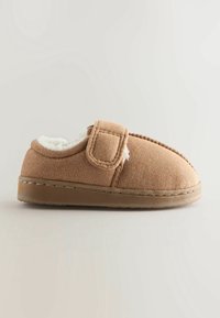 Chausson en daim marron avec doublure polaire blanche et bride Velcro ajustable, semelle en caoutchouc plate, profil latéral sur fond neutre.