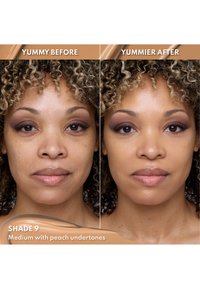 Doble bilder viser et ansikt som viser forbedring av hudfarge. Venstre: naturlig hud med fregner. Høyre: jevnere tone med forbedret glød.