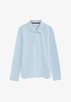 Lichtblauw poloshirt met lange mouwen, drie knopen en een klein geborduurd logo op de linkerborst.