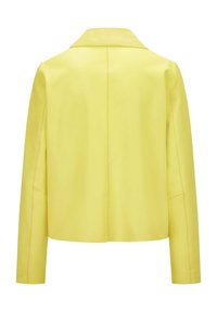 Limonenfarbene Lederjacke mit Kragen, langenÄrmeln und taillierter Passform. Glatte Textur und sichtbare Nahtdetails.