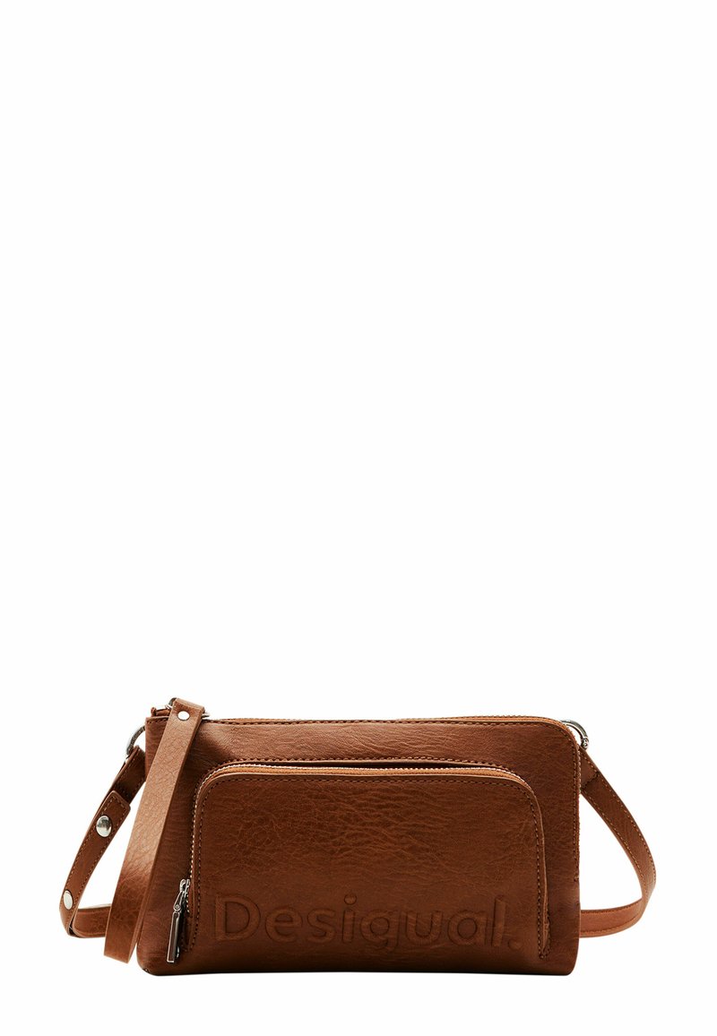 Borsa a tracolla in pelle marrone con finitura testurizzata. Caratterizzata da una tasca frontale con zip e il nome del marchio in rilievo. Cinghia regolabile e dettagli in argento.
