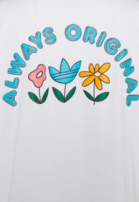 Biele tričko s farebnou kvetinovou grafikou: ružový kvet, modrý pruhovaný kvet, žltý kvet a text "ALWAYS ORIGINAL" v modrej farbe.
