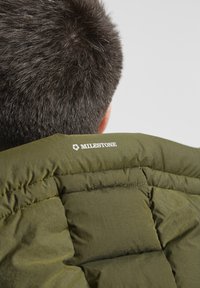 Olivgrüne Daunenjacke mit gesteppten, quilted Bereichen und einem Logo auf der Schulter. Glattes, glänzendes Material mit einer weichen Textur.