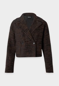 Veste courte texturée marron foncé avec larges revers, deux boutons devant et manches longues, étiquetée BOSS à l'intérieur du col.