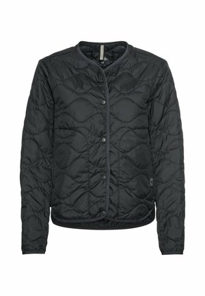 Zwarte gewatteerde jas met een ronde halslijn, drukknoopsluiting en elastische zoom. Bevat een textuurpatroon en lange mouwen gemaakt van gerecycled materiaal.