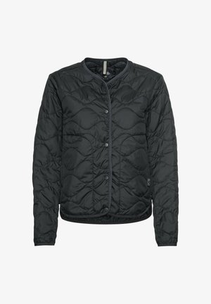 Zwarte gewatteerde jas met een ronde halslijn, drukknoopsluiting en elastische zoom. Bevat een textuurpatroon en lange mouwen gemaakt van gerecycled materiaal.