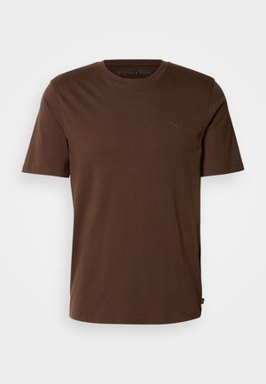 Brun bomulds t-shirt med korte ærmer, rund hals og et lille broderet logo på brystet. Glat tekstur og almindelig pasform.
