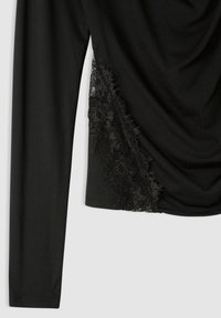 Top nero a maniche lunghe con design drappeggiato sul davanti, dettagli in pizzo strutturato ai lati e finitura in tessuto liscio.
