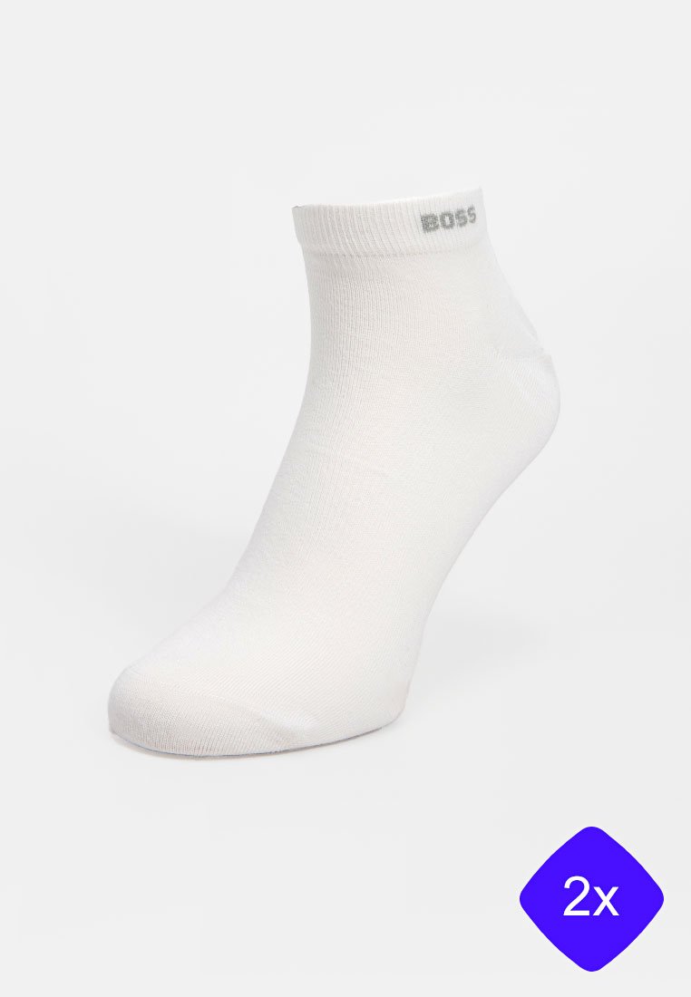 Witte katoenen enkelsok met geribde boord en grijze 'BOSS' logo. Vlotte textuur, alleen weergegeven met een label dat een hoeveelheid van twee aangeeft.