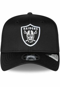 Schwarze Baseballkappe mit einem auffälligen weiß gestickten Raiders-Logo auf der Vorderseite. Strukturierter Schnitt mit einem runden Schirm.
