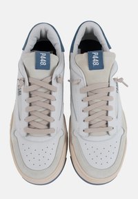 Sneakers in pelle bianca con accenti in suede beige, linguetta imbottita, lacci grigio chiaro e un'etichetta blu con la scritta "P448". Suola in gomma testurizzata.