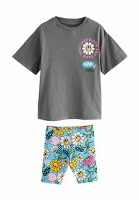 Szary bawełniany t-shirt z grafiką kwiatu i napisem. Jasnoniebieskie szorty pokryte wzorami kwiatów i konewki, z napisem "KIND".