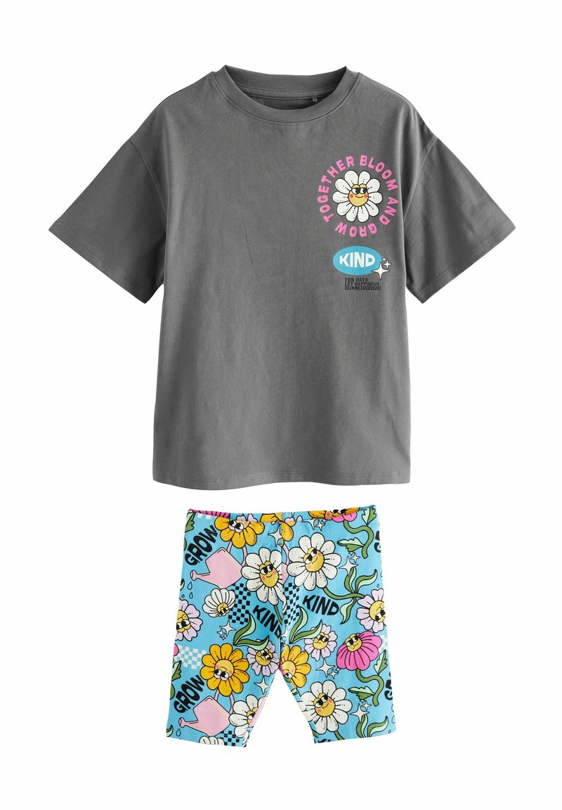 Szary bawełniany t-shirt z grafiką kwiatu i napisem. Jasnoniebieskie szorty pokryte wzorami kwiatów i konewki, z napisem "KIND".