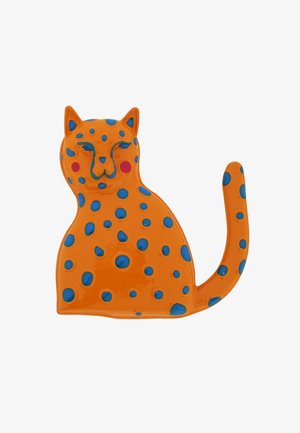 Keramische katzenförmige Dekoration in lebhaftem Orange mit blauen Punkten, mit einem erhobenen Schwanz und einem Gesicht mit vereinfachten Merkmalen.