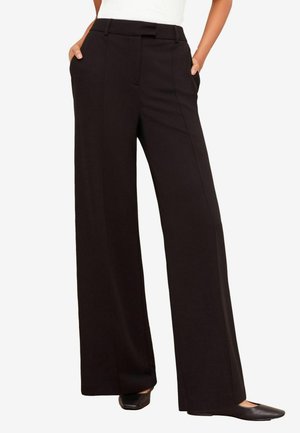 Pantaloni neri a gamba larga con due tasche laterali e un design frontale piatto. Il tessuto appare liscio; presenta passanti per la cintura e pieghe nette.