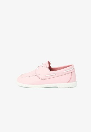 Bateau en cuir rose avec semelle en caoutchouc blanche, conçu avec des détails cousus, des trous de lacets et une coupe basse pour un enfilage facile.