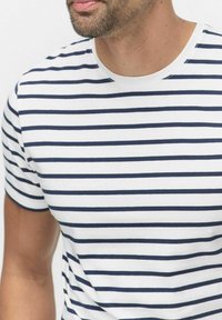 Gestreiftes Kurzarm-T-Shirt in Marineblau und Weiß aus weicher Baumwolle, mit Rundhals-Ausschnitt und gleichmäßigen Streifen in glatter Textur.