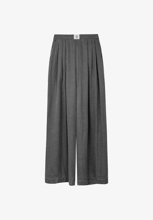 Wysokiej talii spodnie o szerokich nogawkach w kolorze antracytowym, z plisami, przednimi kieszeniami oraz białą metką na pasku.