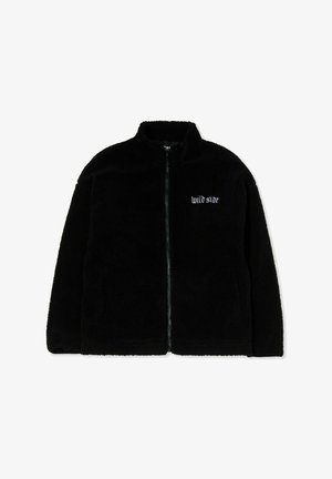 Giacca in pile nera con colletto alto, zip frontale e testo ricamato "wild side" sul lato sinistro del petto. Tessuto morbido e vestibilità comoda.